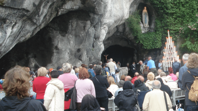 lourdes-excuses-france-inter Les pèlerins à la grotte de Massabielle, Lourdes.