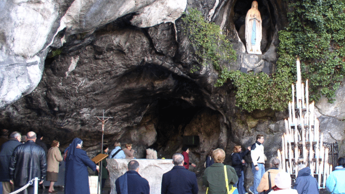 lourdes-petitions-excuses-france-inter Les pèlerins à la grotte de Massabielle, Lourdes.