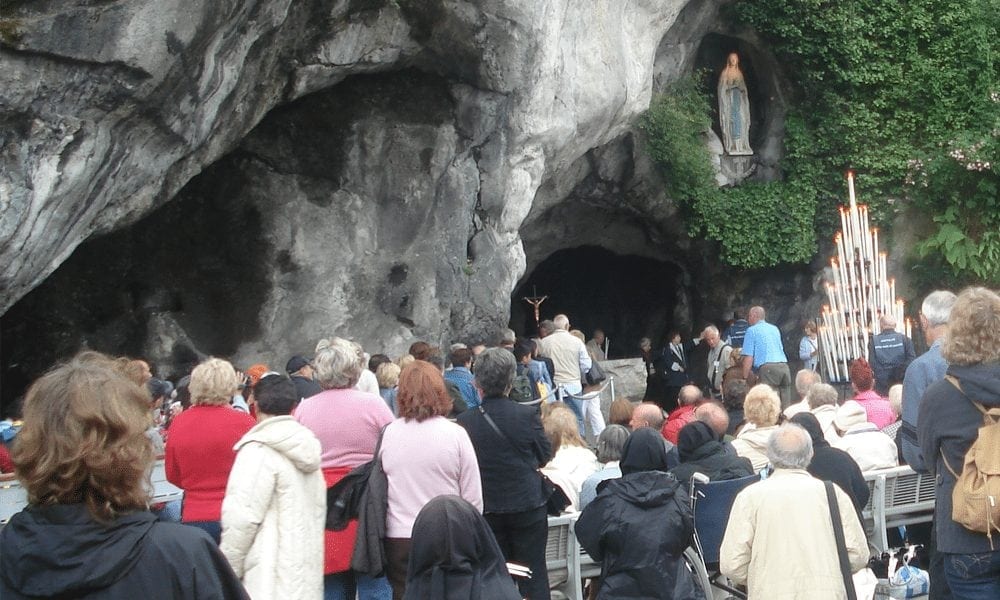 Les pèlerins à la grotte de Massabielle, Lourdes.